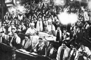 Image of Jews at prayer on the Day of Atonement in Philpot Street Synagogue, 1922